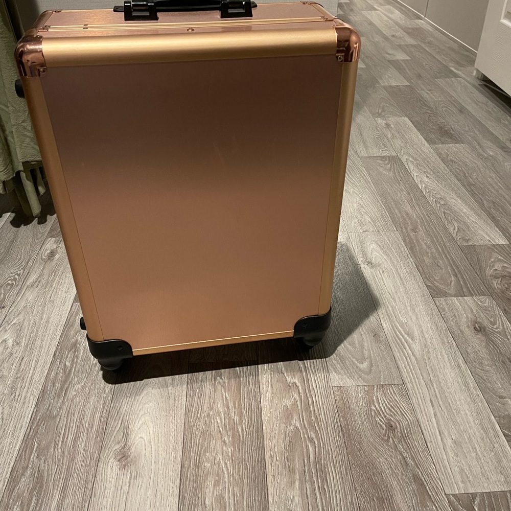 makeup lighted up case with wheels